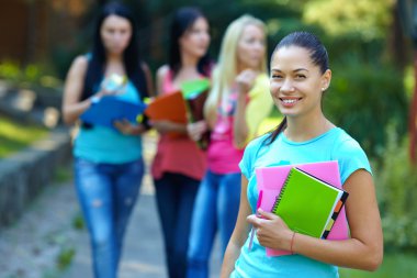 arka planda bir grup ile açık havada güzel öğrenci