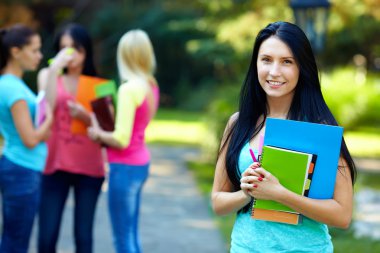 arka planda bir grup ile açık havada güzel kız öğrenci