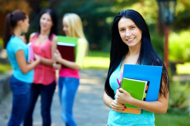 arka planda bir grup ile açık havada güzel kız öğrenci