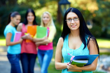 arka planda bir grup ile açık havada güzel kız öğrenci