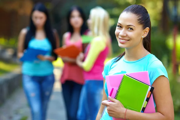 Hübsche Studentin im Freien mit einer Gruppe von im Hintergrund — Stockfoto