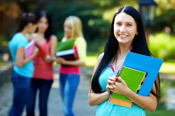 Hübsche Studentin im Freien mit einer Gruppe von im Hintergrund — Stockfoto
