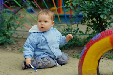 Tatlı küçük bebek çocuk anaokulu yere siting kulüpler