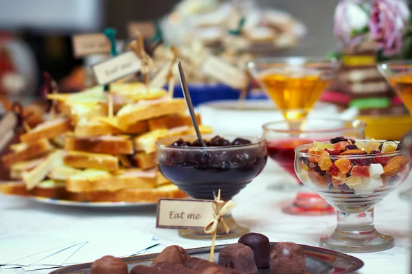 Sabroso delicioso de la fiesta del té Inglés, con frutas frescas, mermelada, galletas, cho — Foto de Stock