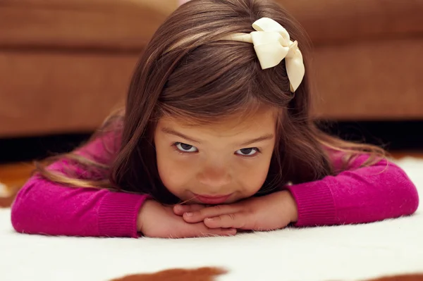 Bellissima bambina sdraiata sul pavimento. primo piano interno — Foto Stock