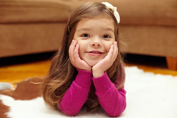 Bellissima bambina sdraiata sul pavimento. primo piano interno — Foto Stock