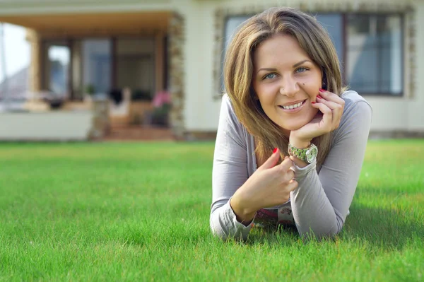 Bella donna con piercing sdraiato sul prato giardino — Foto Stock