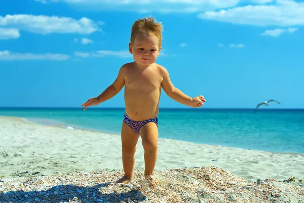 Aranyos baba fiú fut a strandon — Stock Fotó