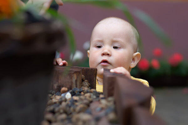 Маленький мальчик, достигнув высоких изучения неизвестного. на открытом воздухе