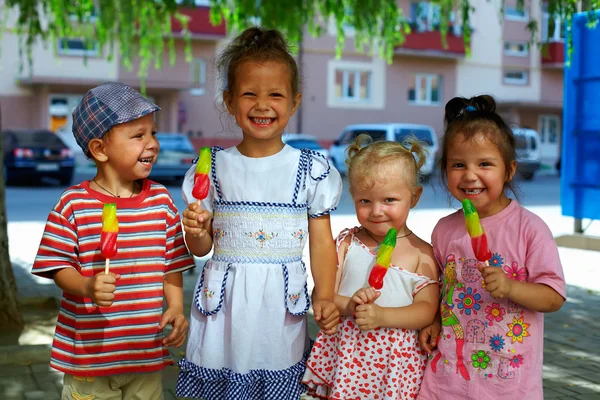 Gruppo di amici di bambini felici mangiando frutta gelato all'esterno — Foto Stock
