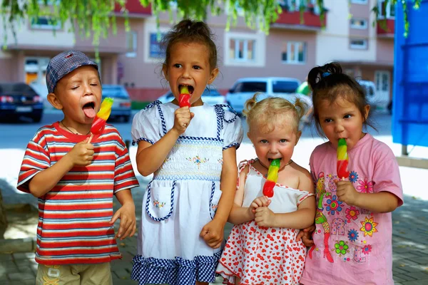 Grupy dzieci rodzeństwa, jedzenie owoców lody poza — Zdjęcie stockowe
