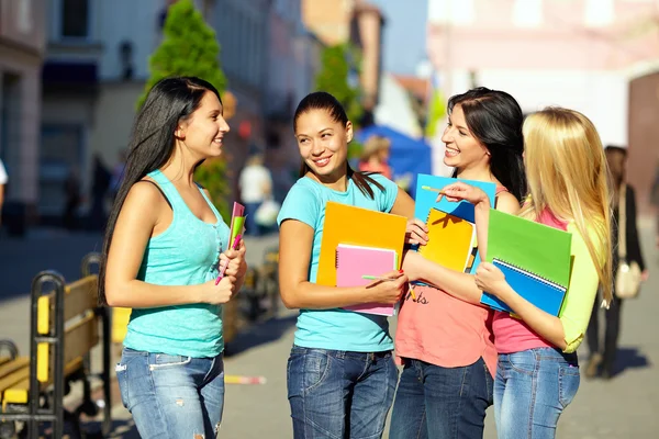 Vier prachtige universiteitsmeisjes praten op de straat — Stockfoto