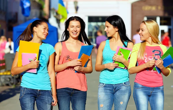 Vier schöne College-Mädchen gehen auf der Straße — Stockfoto