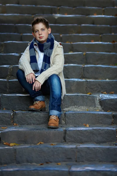 Triste adolescent garçon assis sur pierre escaliers extérieur — Photo