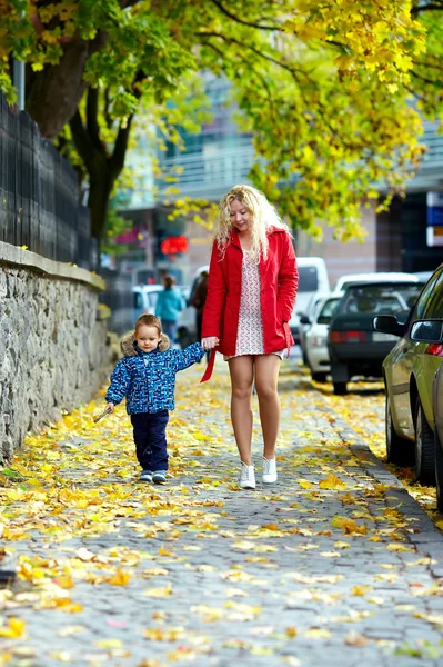 Young mother and son walking urban city street — Stock Photo, Image