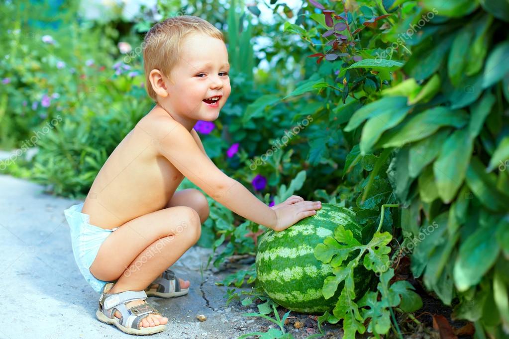 Bebe Garcon Heureux Avec Une Grosse Pasteque Dans Le Jardin D Ete Image Libre De Droit Par Olesiabilkei C