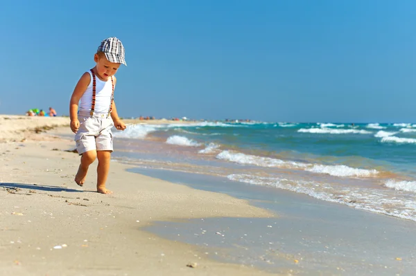 Carino bambino che corre sulla spiaggia del mare — Foto Stock