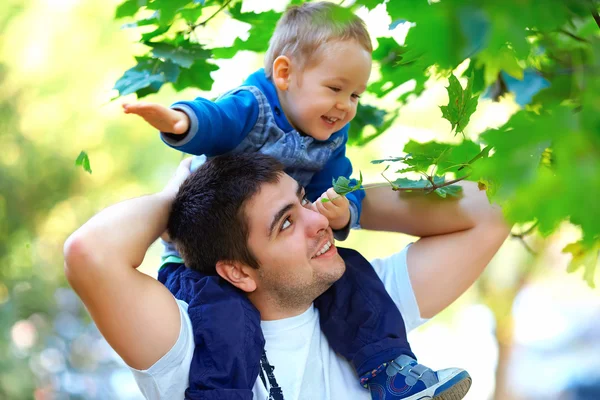 Pai e filho se divertindo brincando ao ar livre — Fotografia de Stock