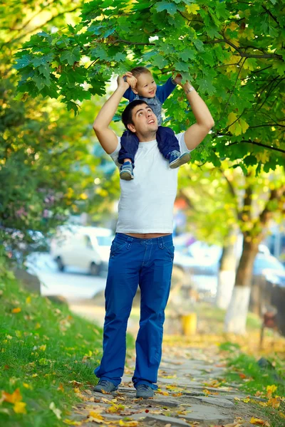 Pai e filho se divertindo brincando ao ar livre — Fotografia de Stock