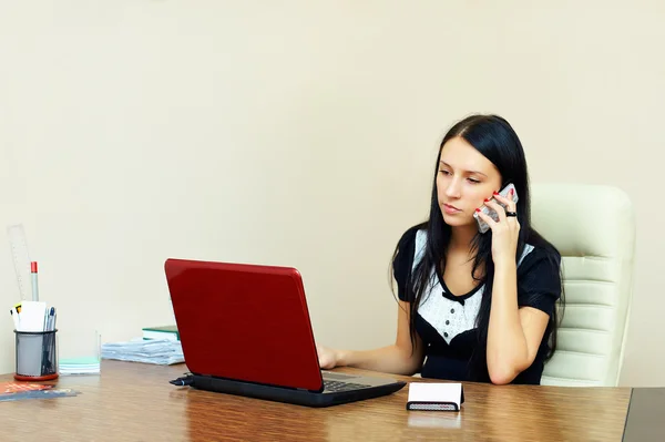 Jeune femme occupée à travailler au bureau — Photo