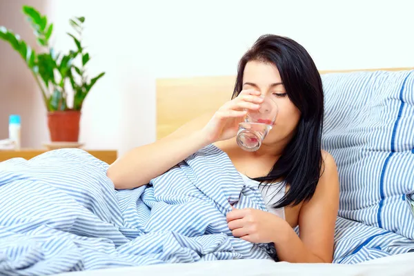 Mooi meisje dranken zoet water in de ochtend — Stockfoto