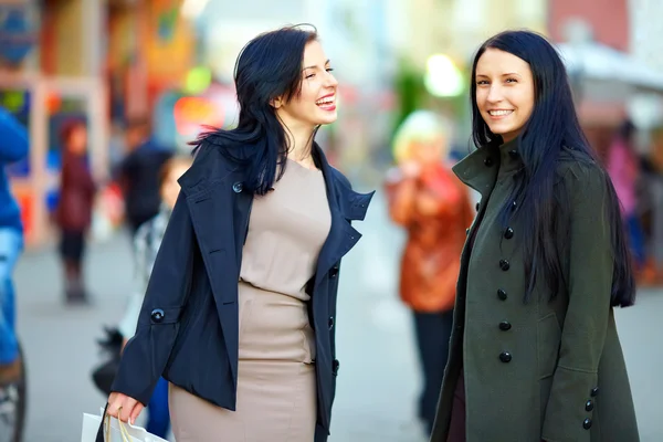 Joyeuses amies marchant dans la rue bondée de la ville — Photo