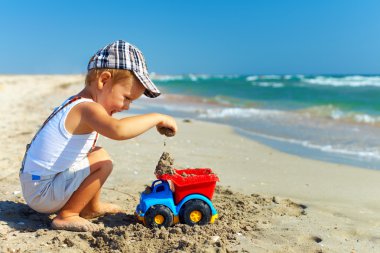 Kumsalda oynarken sevimli bebeğim