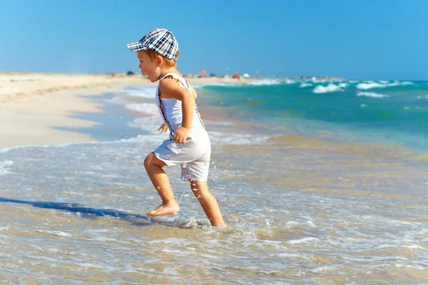 Actieve babyjongen plezier in branding op het strand — Stockfoto