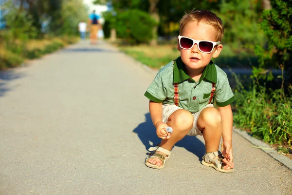 Élégant garçon dans des lunettes de soleil, été en plein air — Photo