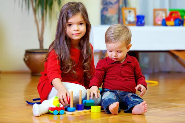Hermoso hermano y hermana jugando en casa — Foto de Stock