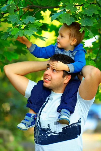 Padre e hijo pasando tiempo juntos al aire libre — Foto de Stock