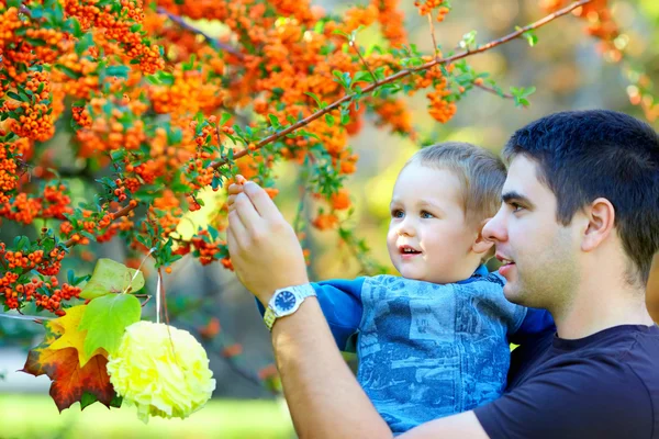 Padre y bebé niño estudio colorido ambiente — Foto de Stock