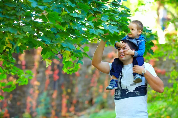 Padre e bambino ragazzo godendo ambiente colorato — Foto Stock