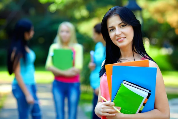 açık havada poz kız öğrencinin portresi