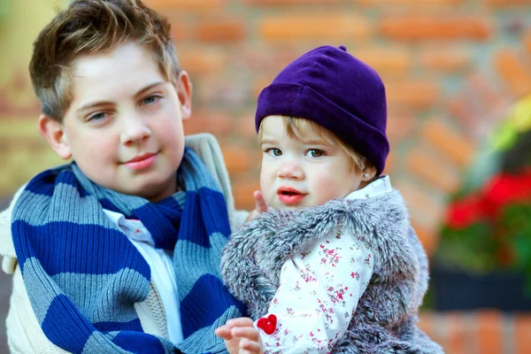 Retrato al aire libre de lindo hermano y hermana — Foto de Stock