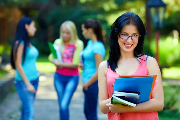 Gelukkig student dragen brillen, kleurrijke buitenshuis — Stockfoto