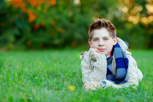 Portrait de adolescent garçon à l'extérieur — Photo