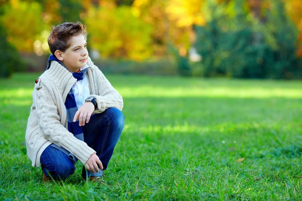 Elegante ragazzo adolescente sul prato verde — Foto Stock