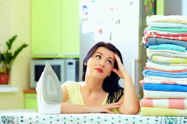 Mujer cansada después de planchar la ropa, interior del hogar — Foto de Stock