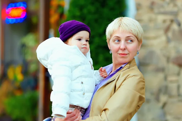 Portrait of mother and baby girl on city street — Stock Photo, Image