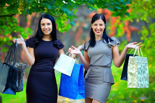 Mulheres elegantes bonitas após as compras, coloridas ao ar livre — Fotografia de Stock