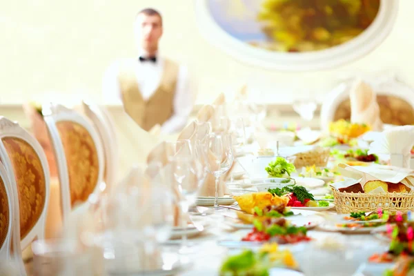 Gedekte tafel in luxe restaurant — Stockfoto