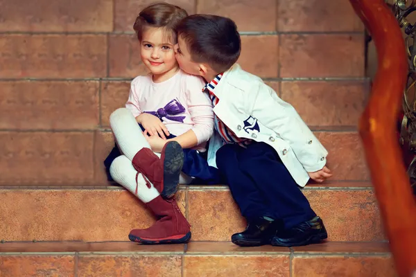 Маленький джентльмен целует девушку — стоковое фото