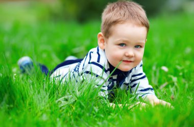 şirin bebek çocuk açık havada yeşil çimenlerin üzerinde
