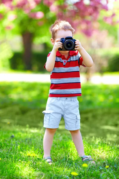 Menino pequeno fazendo fotografias ao ar livre — Fotografia de Stock