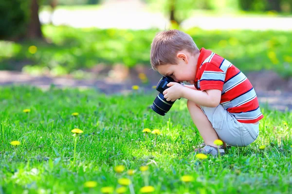 Lindo niño niño fotografiando flores —  Fotos de Stock