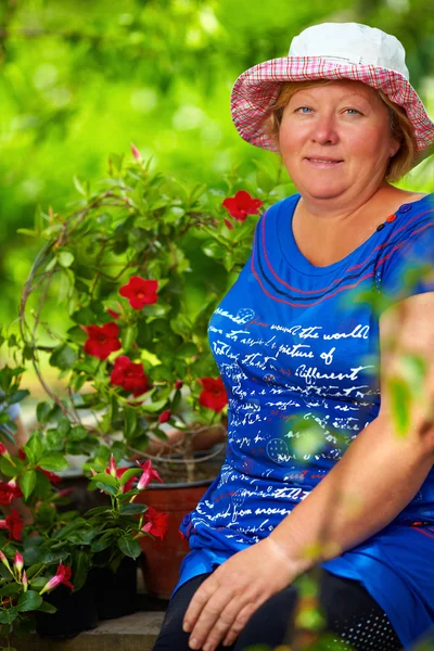 Портрет взрослой женщины в цветущем саду — стоковое фото