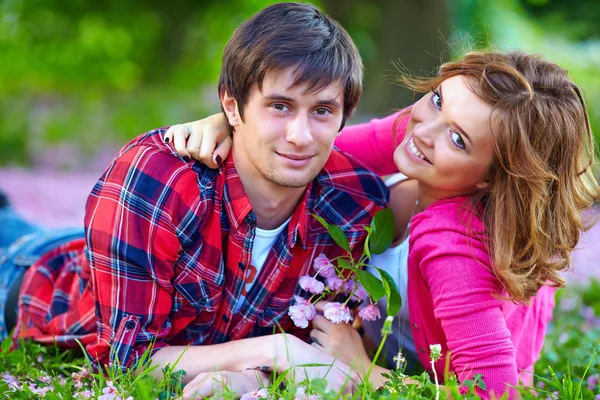 Feliz pareja enamorada en el parque de primavera —  Fotos de Stock