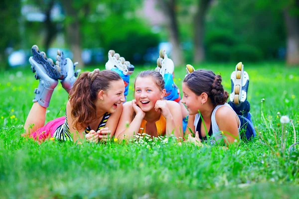 Happy teenage kids having fun in spring park — Stock Photo, Image