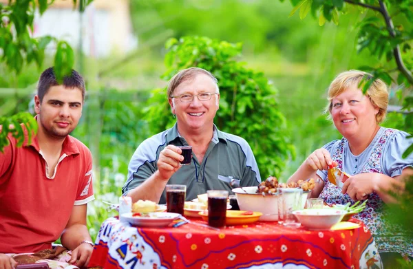 Familia feliz en el picnic, colorido al aire libre — Foto de Stock